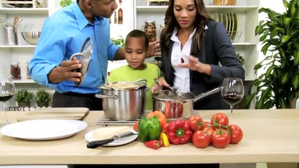 Pais fornecendo ao filho um estilo de vida saudável — Vídeo de Stock