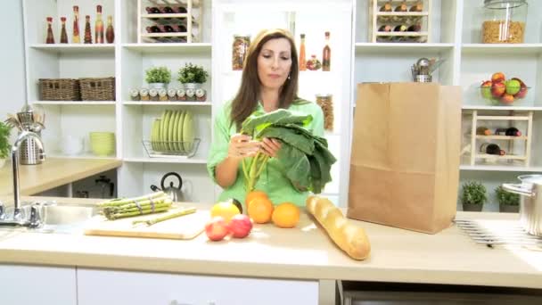 Feminino preparando deliciosos vegetais orgânicos — Vídeo de Stock