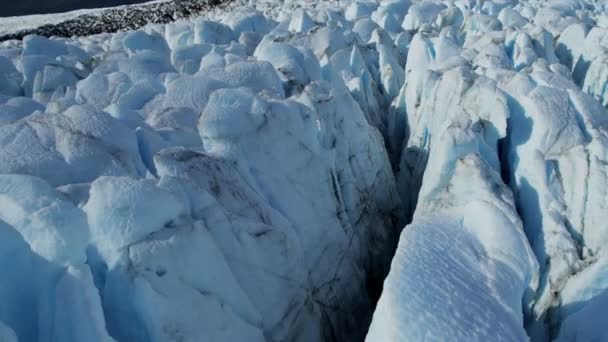 Ледник движется под собственной гравитацией — стоковое видео