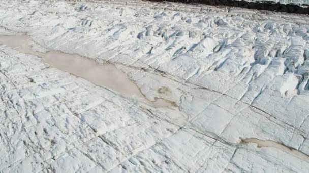 Glaciar movendo-se sob sua própria gravidade — Vídeo de Stock