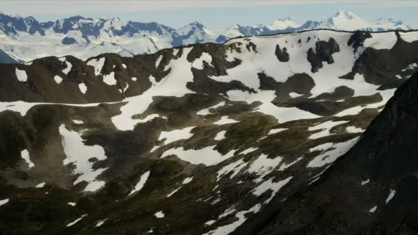 Montañas cubiertas de nieve en verano — Vídeo de stock