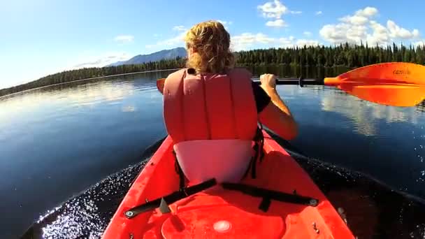 Kayak femenino disfrutando — Vídeo de stock