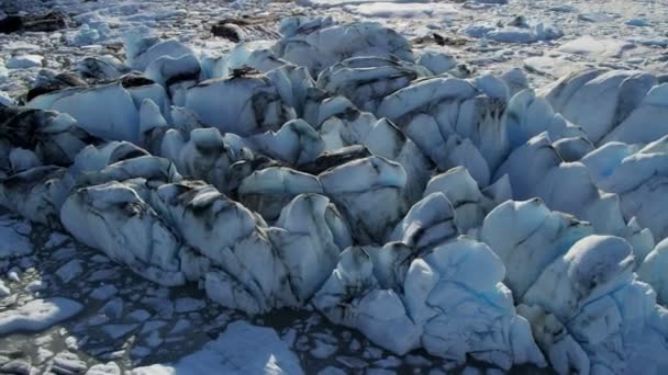 Isflak bryts från glaciären — Stockvideo