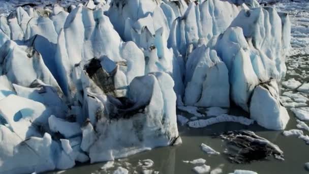 Όγκους πάγου σπασμένα από παγετώνα — Αρχείο Βίντεο