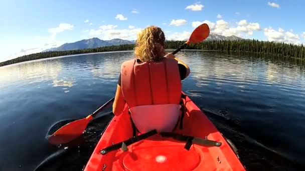 Kayak femenino disfrutando — Vídeos de Stock