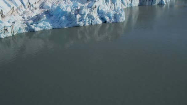 Gletscher bewegt sich unter seiner eigenen Schwerkraft — Stockvideo