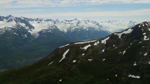 Montañas cubiertas de nieve en verano — Vídeo de stock