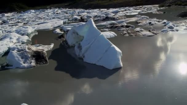 Icebergs glaciais flutuando perto principal — Vídeo de Stock