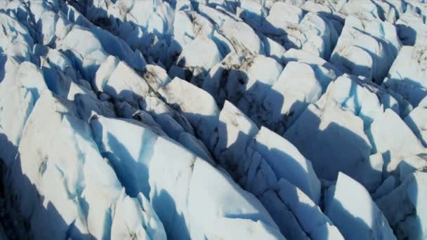 Glaciar cubierto de morrena — Vídeo de stock