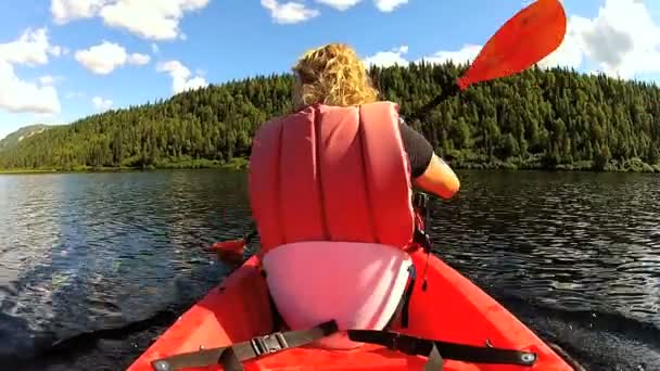 Kayak femenino disfrutando — Vídeos de Stock