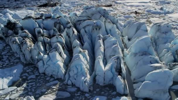 Isflak bryts från glaciären — Stockvideo