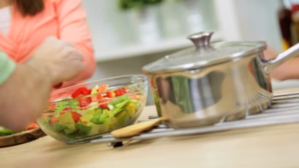 Οικογένεια προετοιμασία σαλάτα στην κουζίνα — Αρχείο Βίντεο