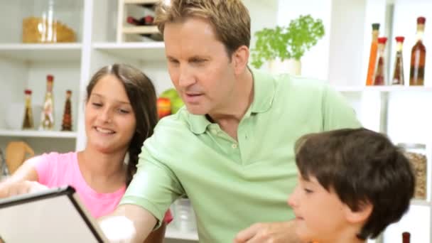 Vader en kinderen met behulp van Tablet PC — Stockvideo