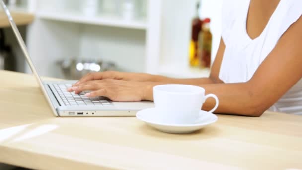 Mujer en la cocina usando portátil — Vídeos de Stock