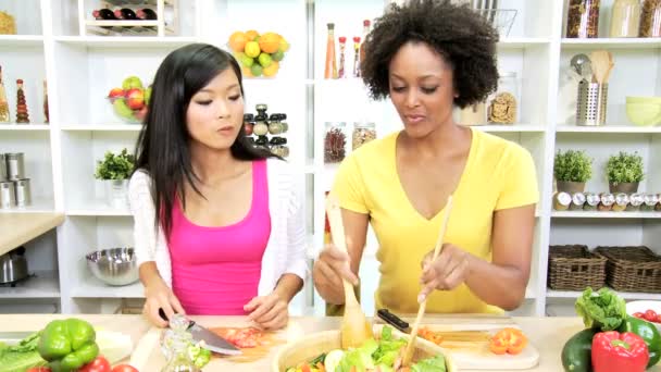 Vriendinnen op keuken bereiden salade — Stockvideo