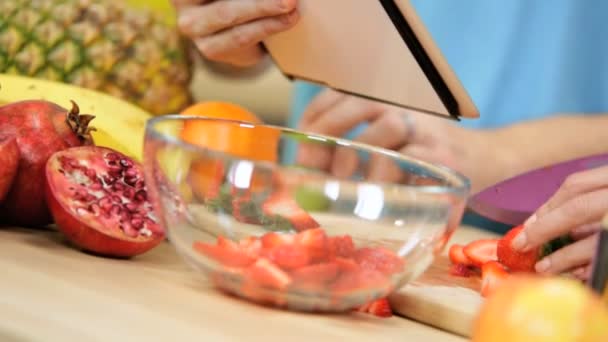 Pareja en la cocina preparar ensalada — Vídeos de Stock