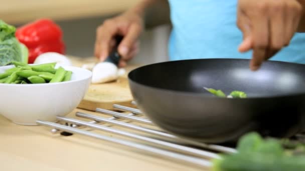 Novias en la cocina preparando el almuerzo — Vídeos de Stock