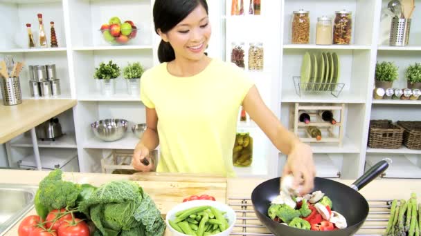 Flicka på köket förbereder lunch — Stockvideo