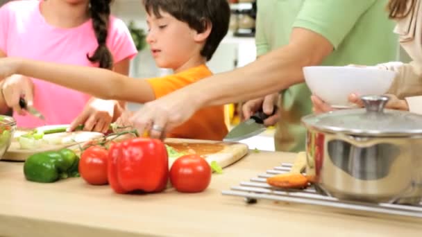 Familia en la cocina preparando la cena — Vídeos de Stock