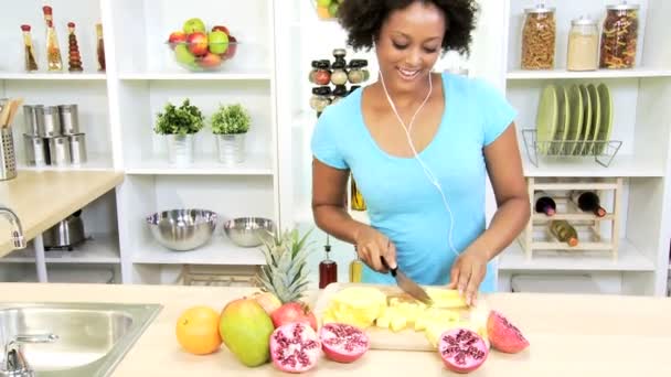 Девушка с кухонным ножом, приготовить свежие фрукты — стоковое видео