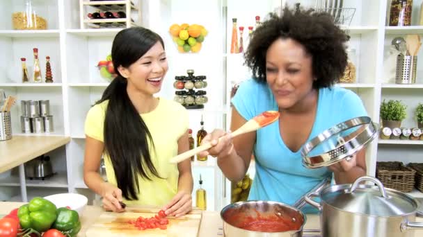 Freundinnen in der Küche kochen Gemüse — Stockvideo