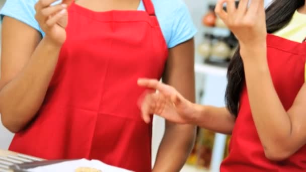 Vrouwtjes proeven van versgebakken koekjes — Stockvideo