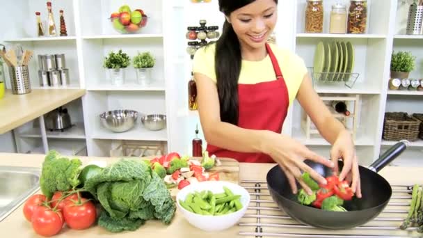 Chica en la cocina preparando verduras — Vídeos de Stock