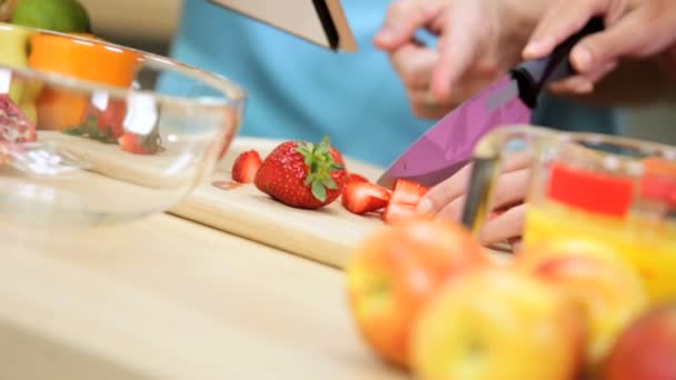 Casal preparando frutas usando comprimido — Vídeo de Stock