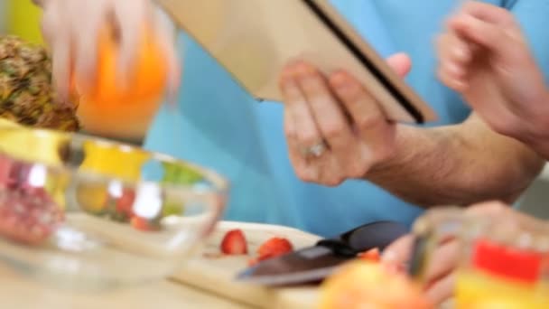 Pareja preparando fruta usando tableta — Vídeos de Stock