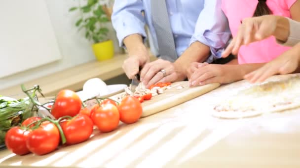 Familie voorbereiding smakelijke pizza — Stockvideo