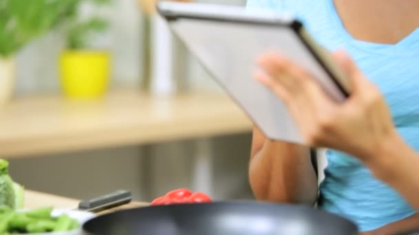 Chica usando tableta en la cocina — Vídeos de Stock