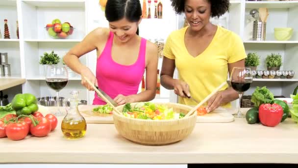 Θηλυκά προετοιμασία σαλάτα στην κουζίνα — Αρχείο Βίντεο