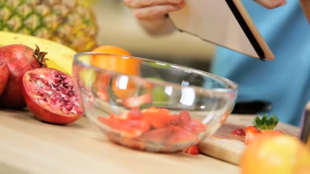 Casal na cozinha preparar salada — Vídeo de Stock