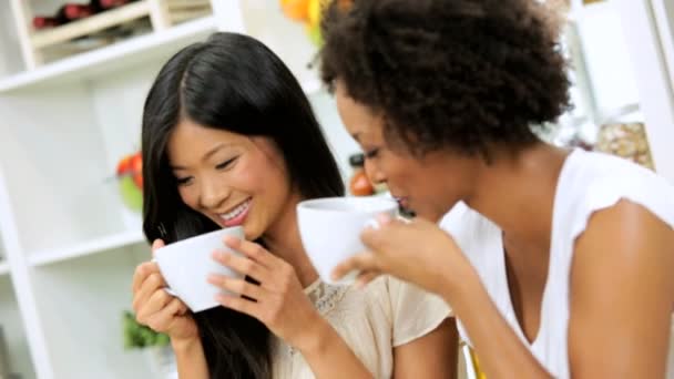 Vriendinnen koffie drinken op keuken — Stockvideo