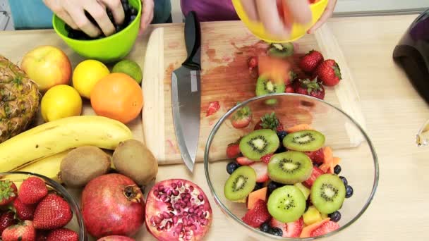 Casal preparando frutas na cozinha — Vídeo de Stock