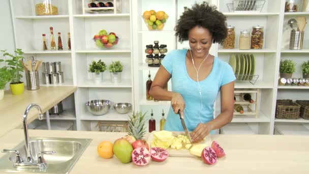 Menina preparar fruta ouvir música — Vídeo de Stock