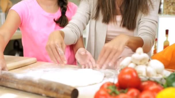 Familjen förbereder hemmagjord Pizza — Stockvideo