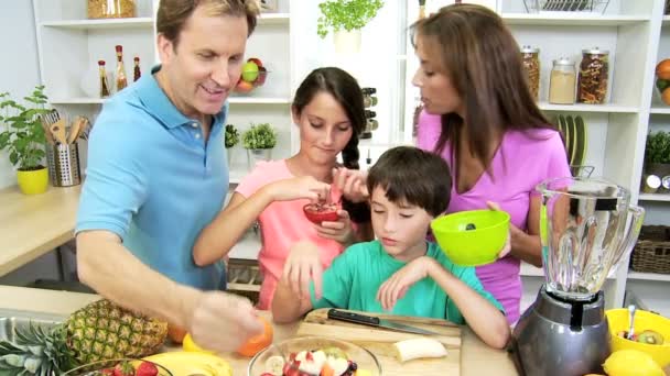 Familia juntos preparando ensalada de frutas — Vídeo de stock