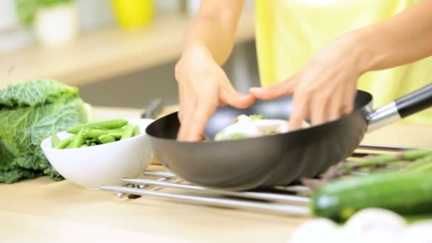 Fille à la cuisine préparer le déjeuner — Video