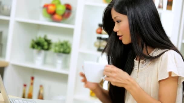 Fille à la cuisine boire du café — Video