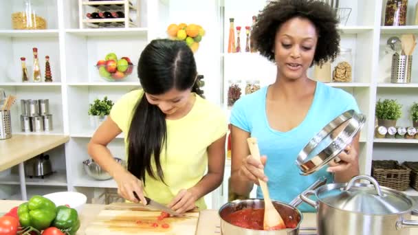 Φίλες της στο κουζίνα μαγείρεμα των λαχανικών — Αρχείο Βίντεο