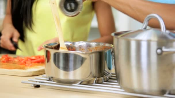 Namoradas na cozinha preparando legumes — Vídeo de Stock