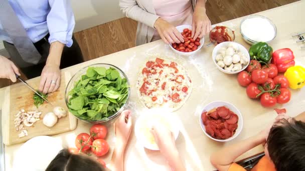 Familjen förbereder tillsammans hemmagjord pizza — Stockvideo