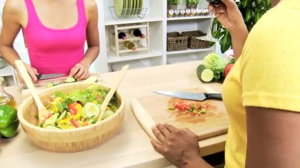 Жінки готують салат на кухні — стокове відео