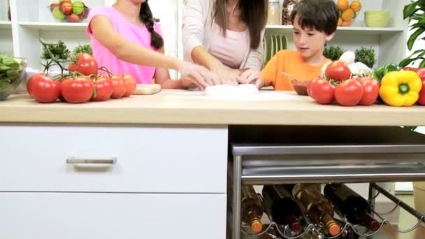 Mãe ajudando crianças a preparar alimentos — Vídeo de Stock