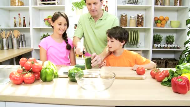 Père et enfants préparant la salade — Video