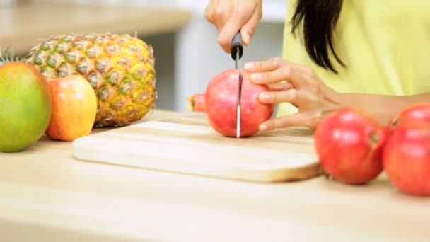 Femme à la cuisine préparant grenade — Video