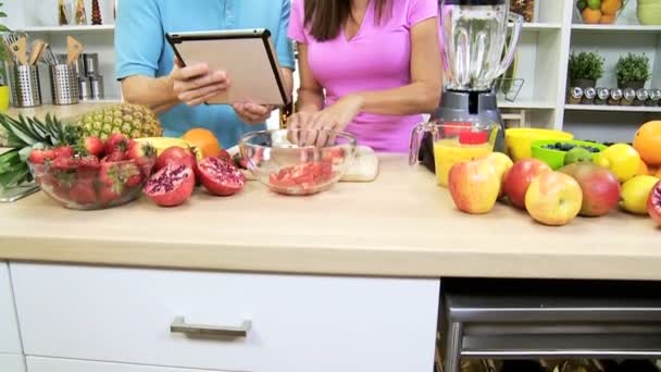 Casal procurando receita no tablet — Vídeo de Stock