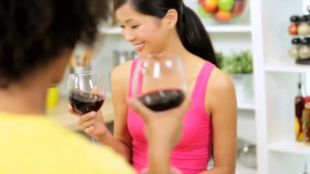 Vrouwtjes met glas wijn — Stockvideo