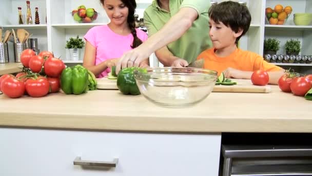 Padre e hijos preparando ensalada — Vídeo de stock